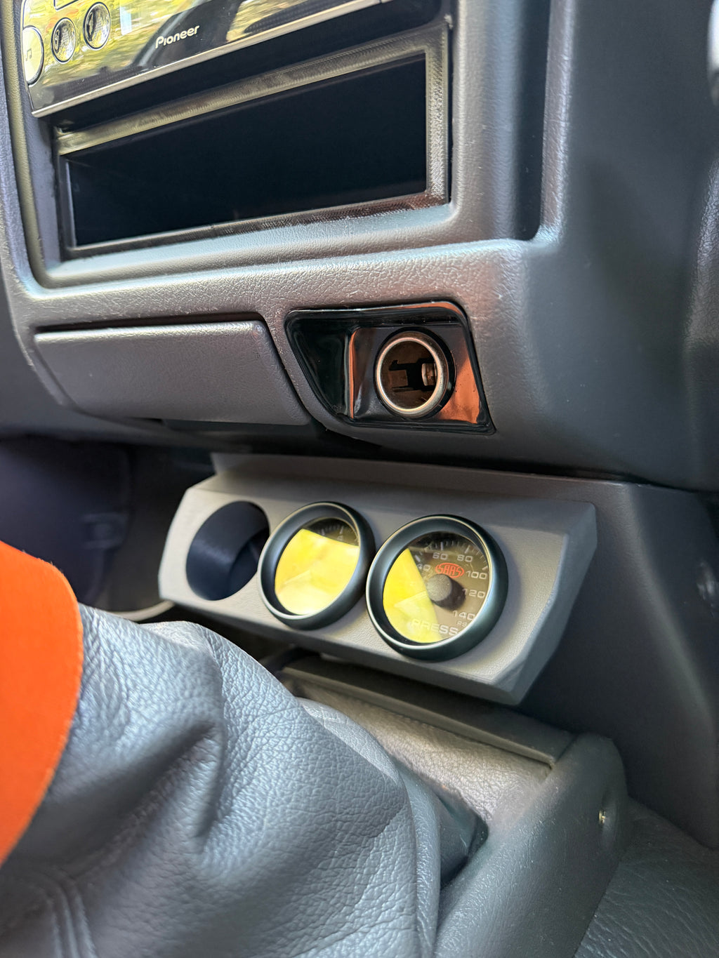 LN106 TOYOTA HILUX/PICKUP GAUGE HOLDERS